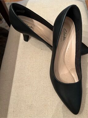 Clarks Black Pointed Toe Mid Heel Pumps
